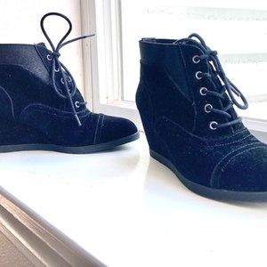Faux Suede / Black Velvet Madden Girl Hidden Wedge Lace Up Ankle Boots 7 !